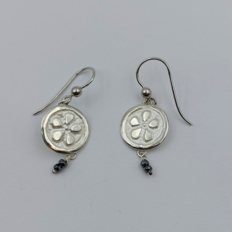 Orecchini con fiore in argento