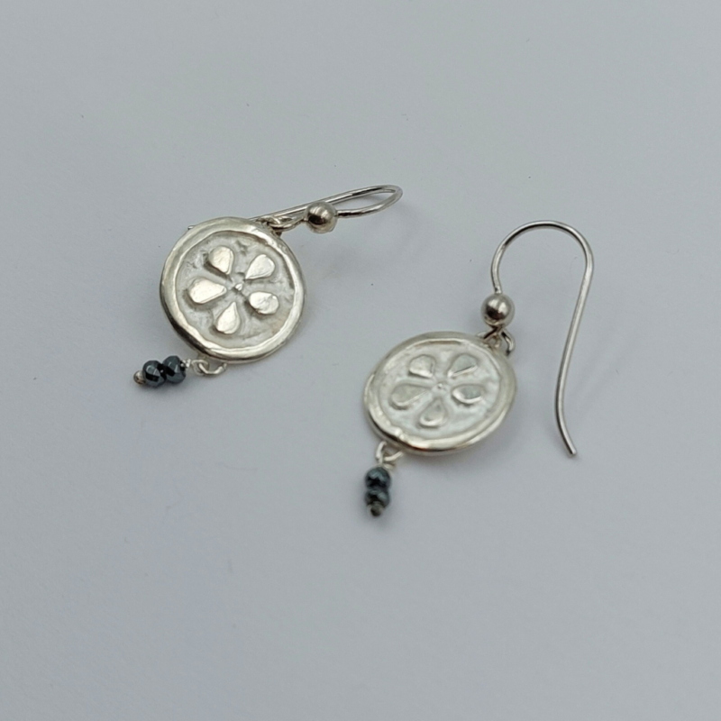 Orecchini con fiore in argento